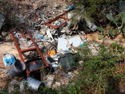 Luca ci porta in �tour� per la lama alla ricerca di vari punti dell�area utilizzati come discarica. All�ingresso di una cavit� ad esempio troviamo lamiere in ferro, televisori, residui di eternit e due pesanti ruote in pietra di una molazza da cantiere
